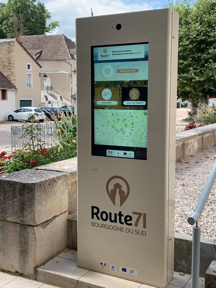 totem interactif tactile Route 71 tourisme departement de saone et loire Louhans