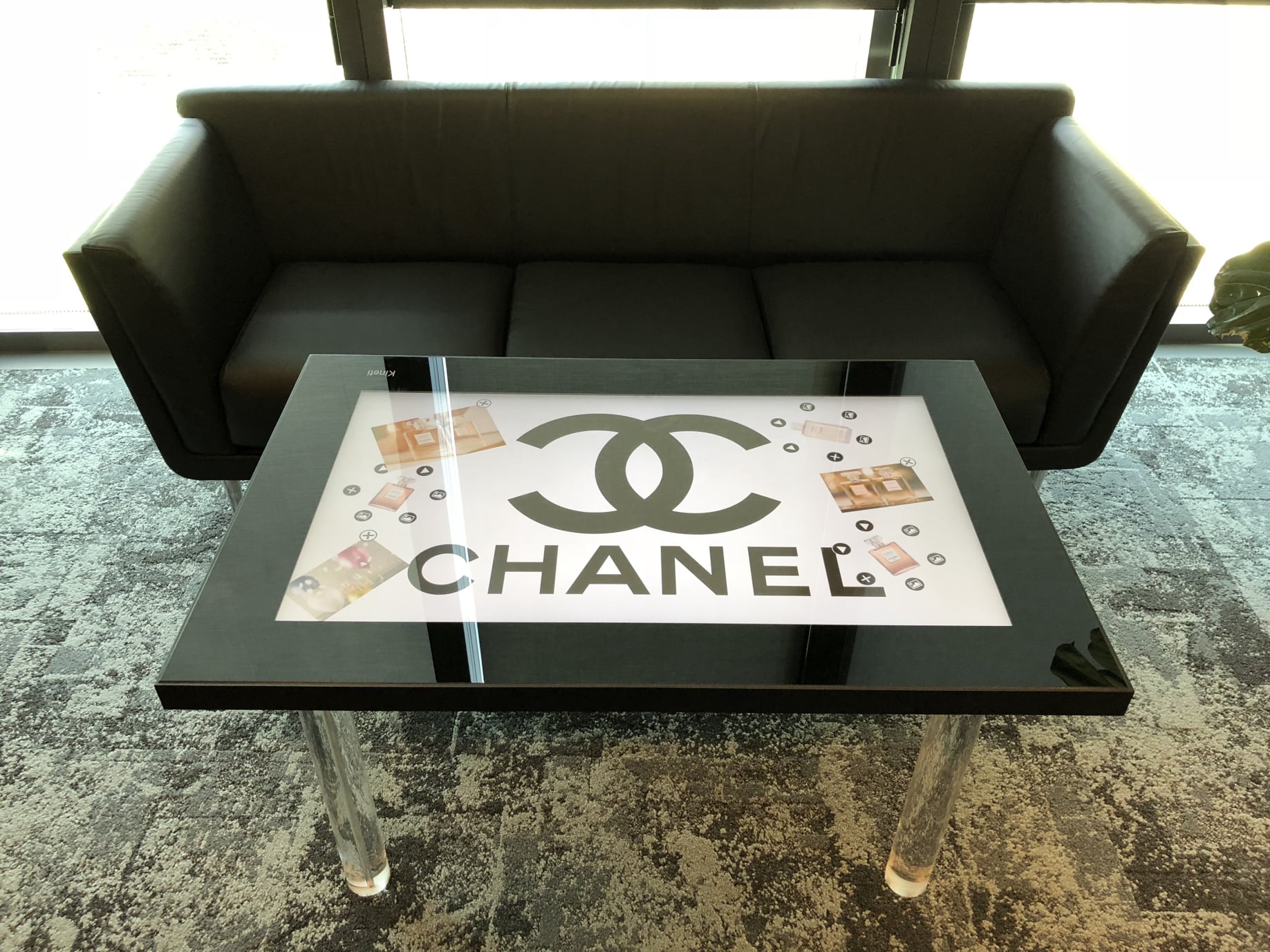 table tactile K2 chanel kineti salle attente 